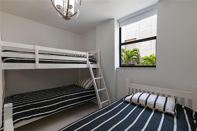 Building Photo - 1621 Collins Ave