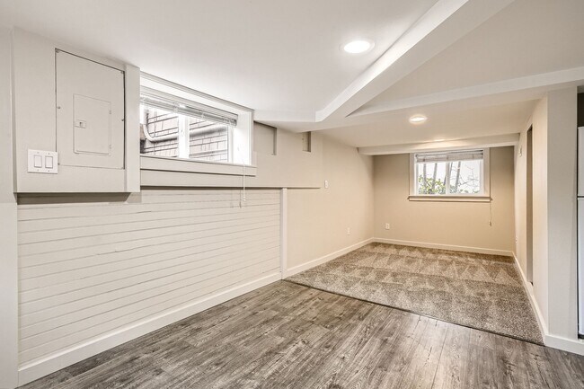 Building Photo - Charming 1Bed/1Bath Daylight Basement in Desirable Wallingford Triplex!