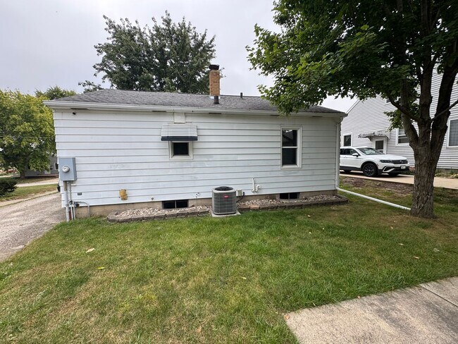 Building Photo - 3 Bedroom Cedar Falls House