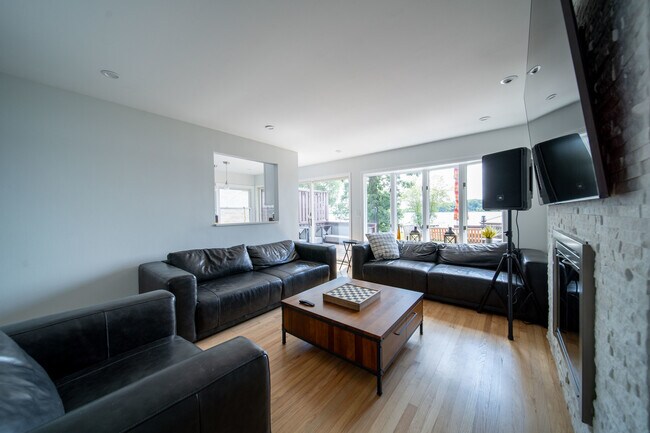 Building Photo - 27657 W Lakeshore Dr
