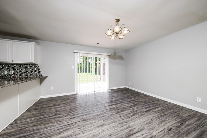 Building Photo - 5160 Largo Dr