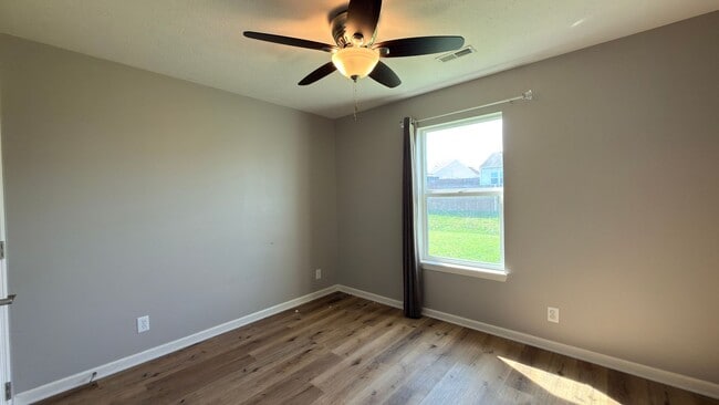 Building Photo - Spacious 3 Bed 2 Bath w/office