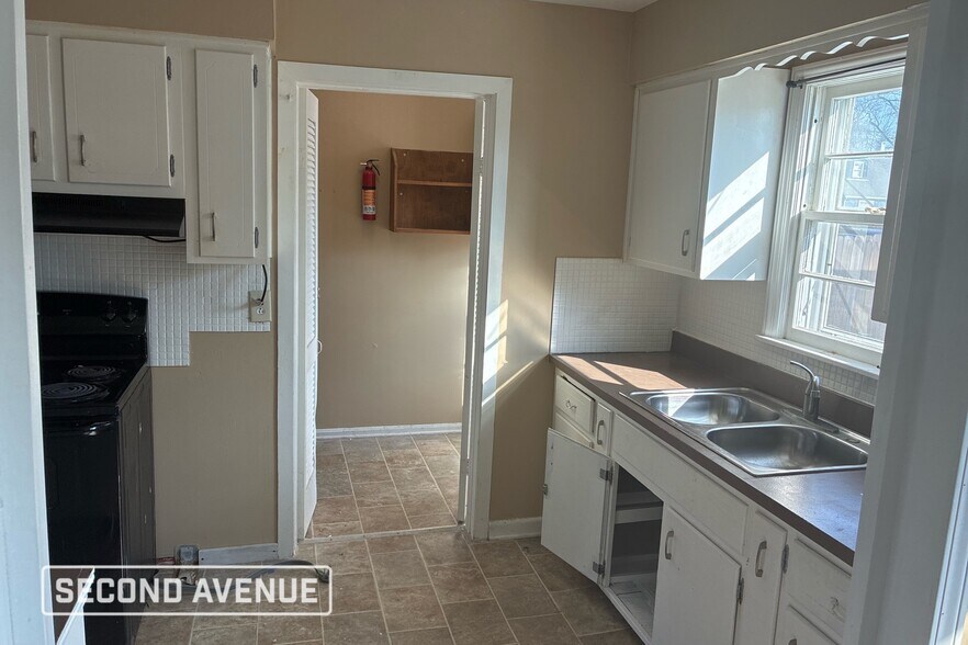 Building Photo - 900 S Spring St