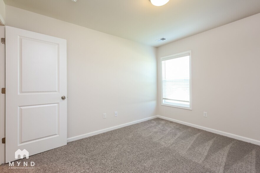 Building Photo - 10 Apricot Ln