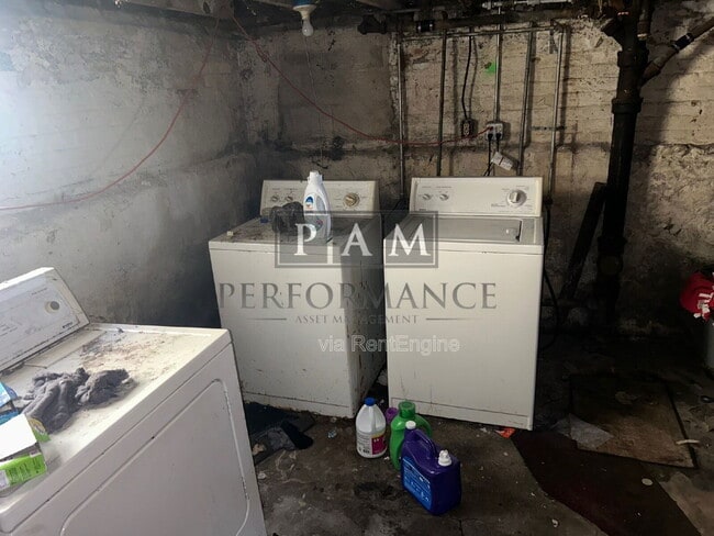 Building Photo - 823 Yout St