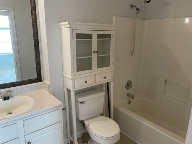 Building Photo - ***ASK ABOUT PAYING NO SEC DEP***645 North...