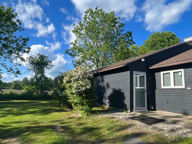 Building Photo - 43 Tamarack Dr