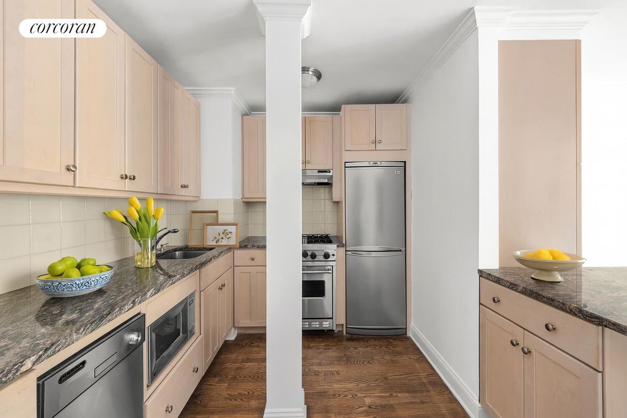 Building Photo - 201 E 25th St