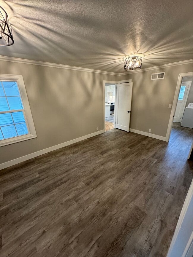 Building Photo - Fully Renovated 4 Bed Home w/ Fenced Backyard, W/D's in Unit.