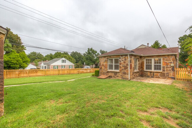 Building Photo - 1304 S Oswego Ave