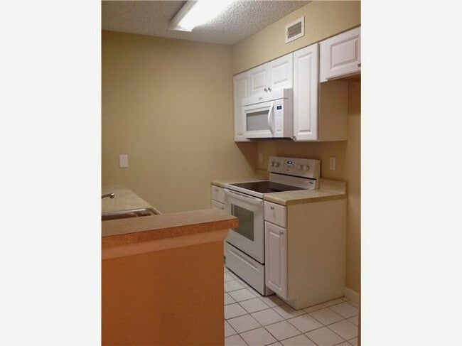 Building Photo - 2831 N Oakland Forest Dr
