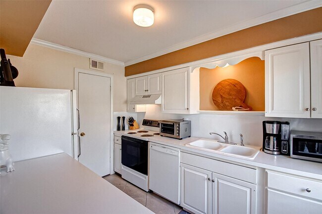 Building Photo - 6332 Chevy Chase Dr