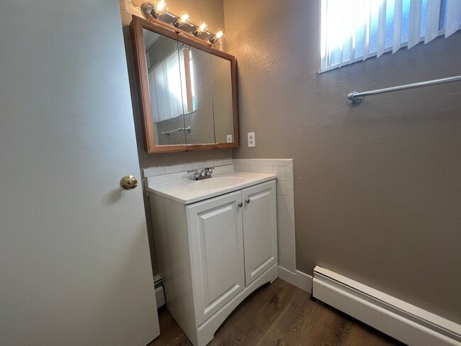 Building Photo - Renovated 2 Bedroom 1 Bathroom Unit!