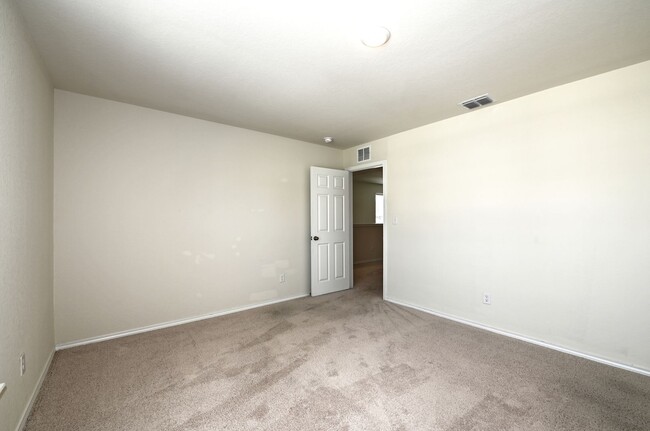 Building Photo - 4 BEDROOM  |  LOFT  |  3 BATH  |  4th BEDR...