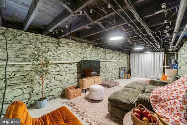 Building Photo - 15 E 4th St