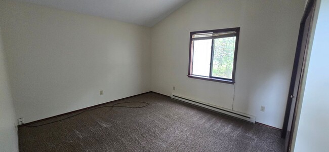 Building Photo - 3 Bedroom 1 Bath Contemporary in Amenity F...