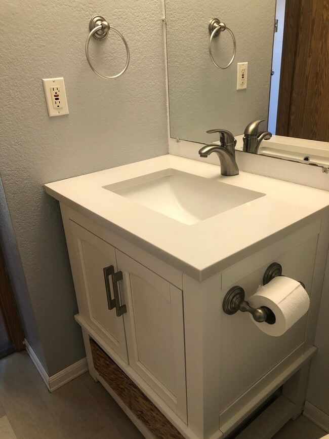 Building Photo - Kent Easthill 3 Bedroom Rambler