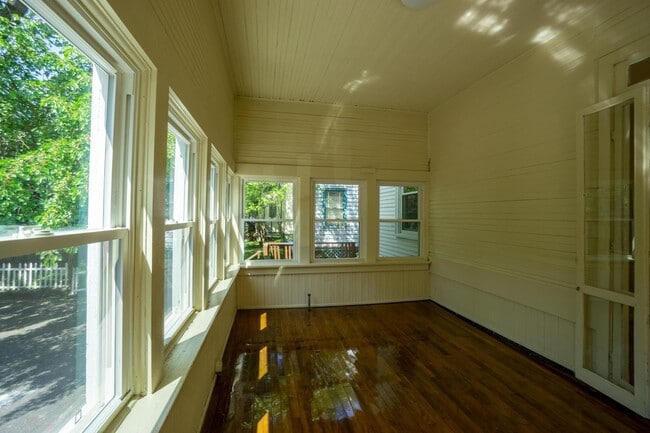 Building Photo - AVAIL 6/1/26 - Charming 5 bedroom Home wit...