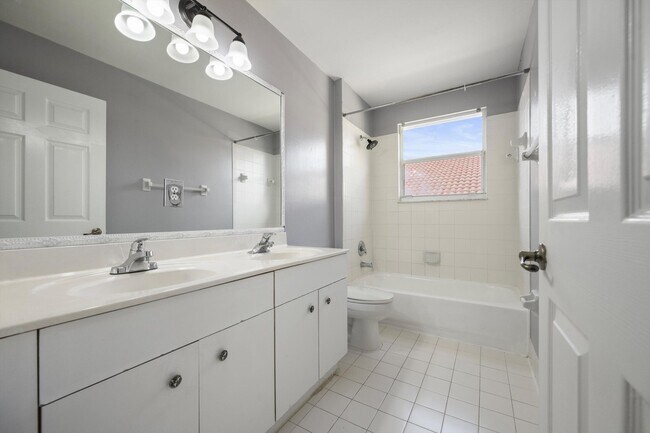 Building Photo - 3578 Chesapeake Cir