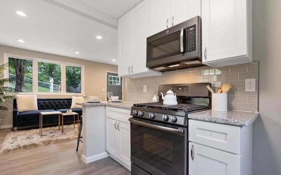 6 burner gas stove with oven and broiler - 1212 Clovis Ave