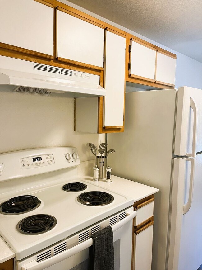 Building Photo - Amazing Top Floor 1 bedroom Apartment In L...