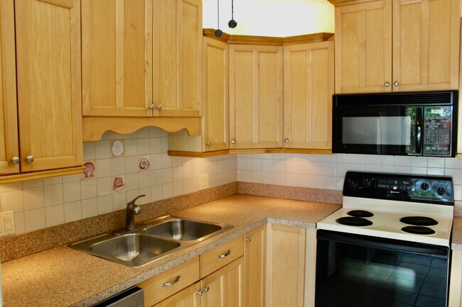 Building Photo - 5820 SE Windsong Ln