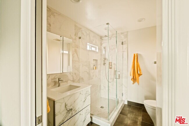 Building Photo - 1047 E Pomello Dr