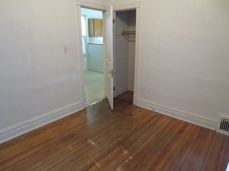 2BR - 1825 W Addison St