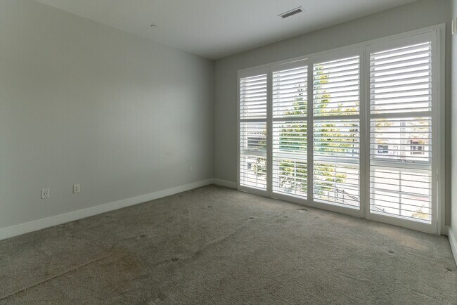 Building Photo - 10 Shipyard Dr