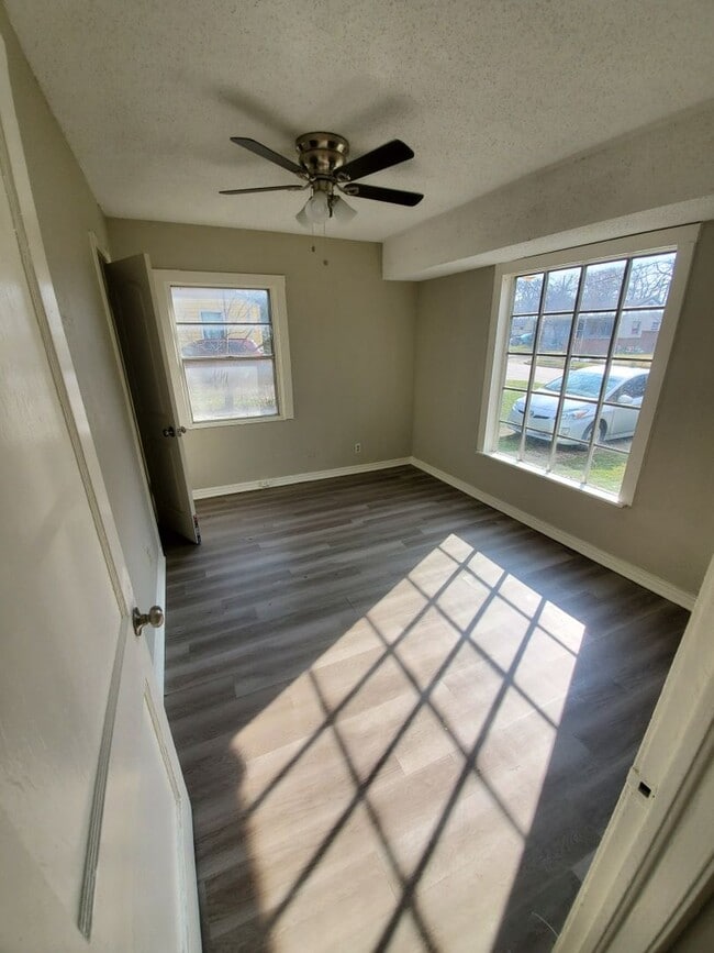 Building Photo - Discover the perfect home!