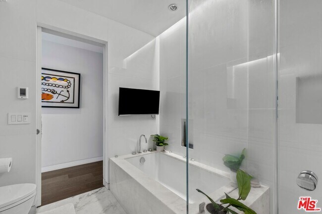 Building Photo - 838 N Doheny Dr