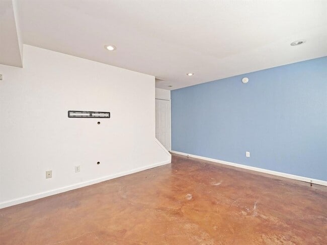 Building Photo - 604 Franklin Blvd