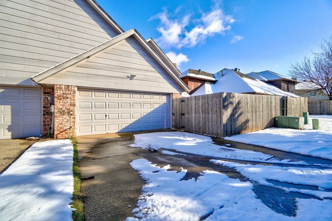 Building Photo - Inviting 3-Bedroom Home with Fireplace & P...