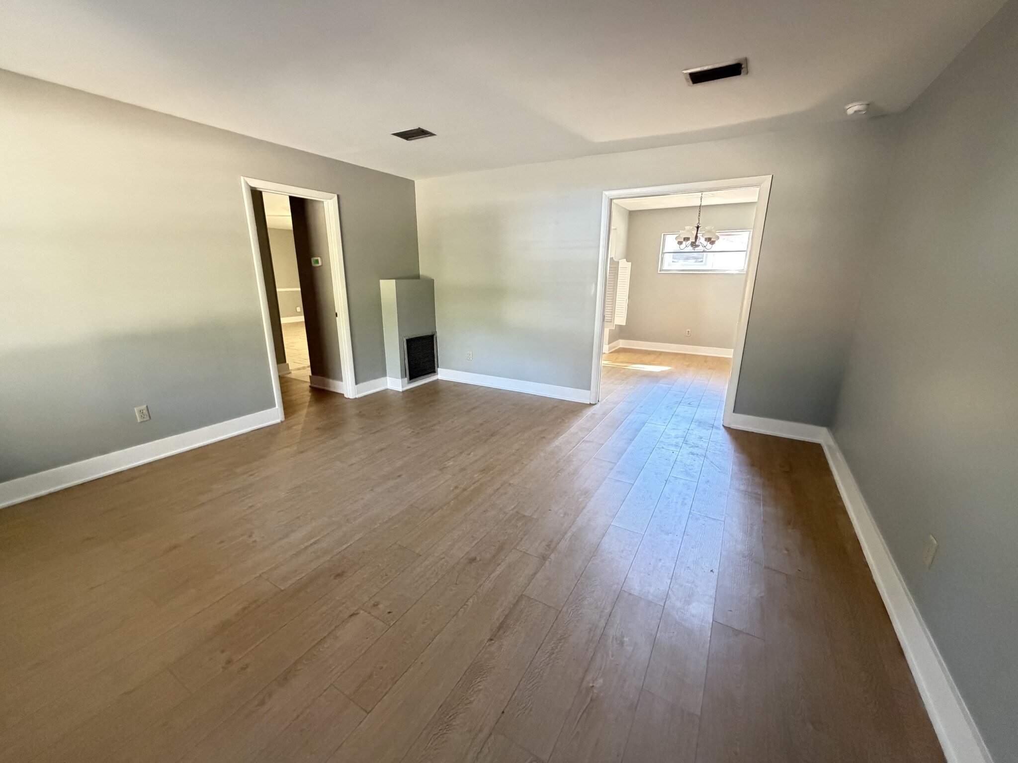 Building Photo - 703 NE 6th Pl