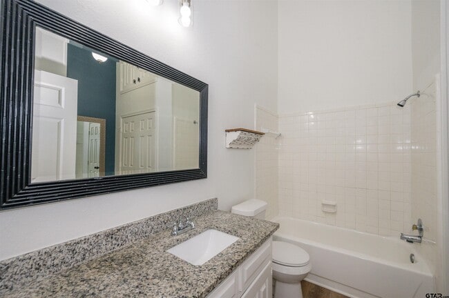 Building Photo - 5819 Hollytree Dr