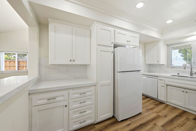 Building Photo - Beautifully Updated 3 Bedroom Home in Desired Costa Mesa Location