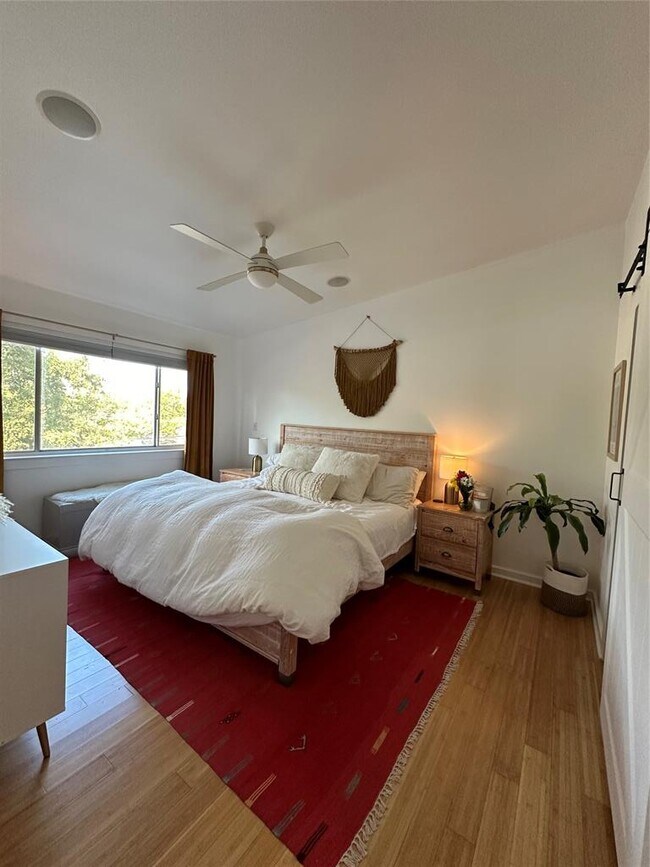 Building Photo - 2200 Dickson Dr