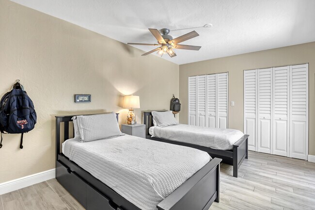 Building Photo - 923 Springdale Cir