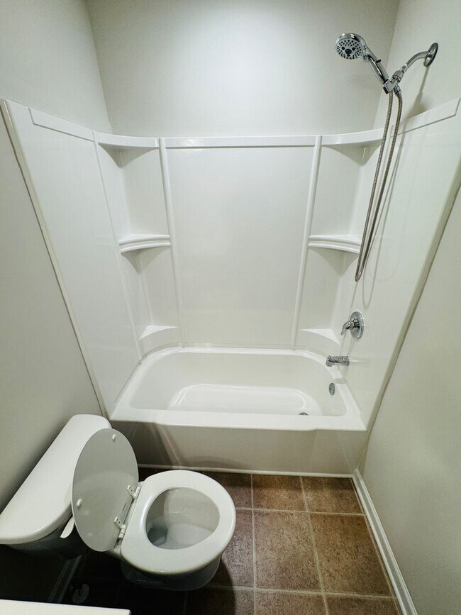 Building Photo - FOR LEASE - 3 bed, 2.5 bath, 1679 sqft townhome