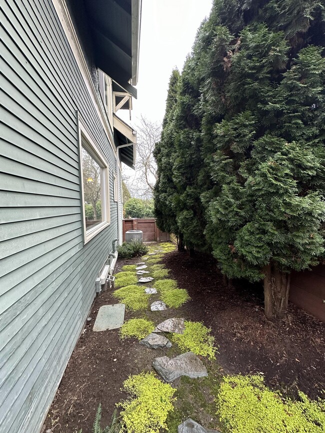 Building Photo - 335 23rd Ave E