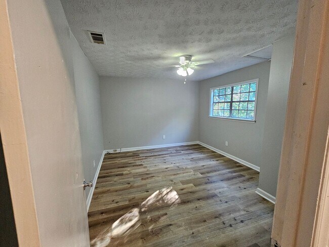 Building Photo - 3 Bedroom, 1 Bathroom- Home in South Rome!