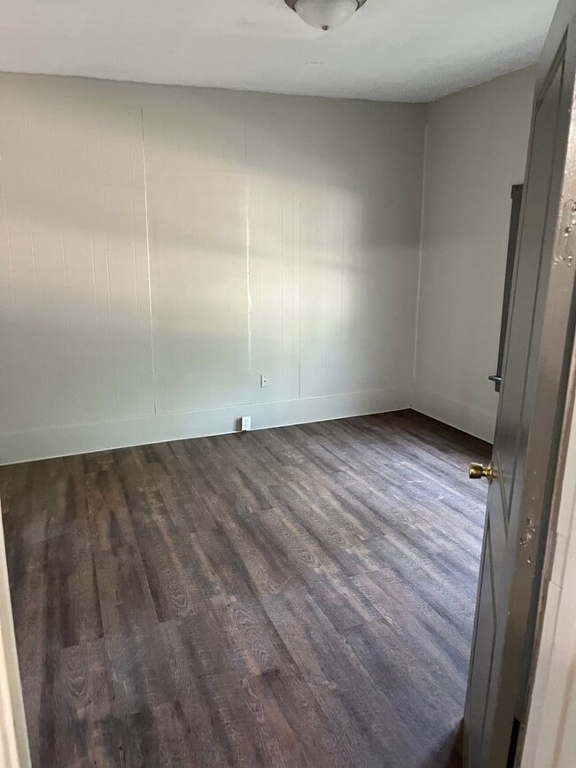 Building Photo - $795 - 3 bed 1 bath - Single Family Home