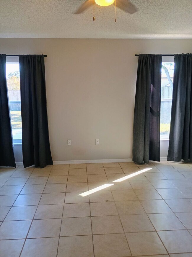 Building Photo - 3 bedroom 2 bathroom Fenced in yard