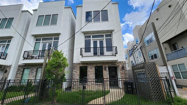 Building Photo - 5713 Larkin St