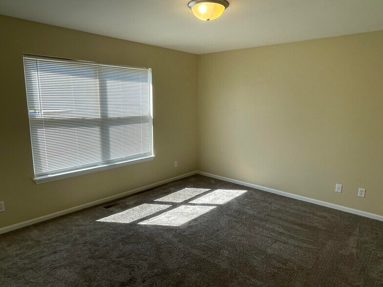 Building Photo - 1750 W Chrysler Dr