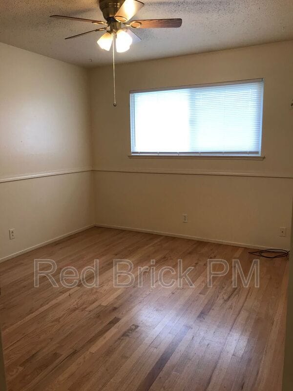 Building Photo - 635 E Brookdale Dr