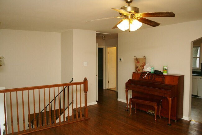 Building Photo - 576 Manor Rd