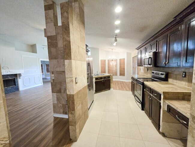 Building Photo - "Charming 3-Bedroom Home with 2 Full Baths in Lakeland – Spacious 1514 Sq Ft Haven!"