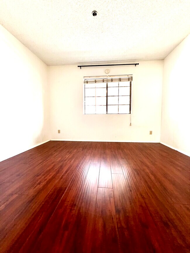 Building Photo - 6545 Reseda Blvd