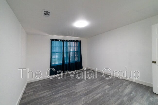 Building Photo - 3987 Versailles Dr